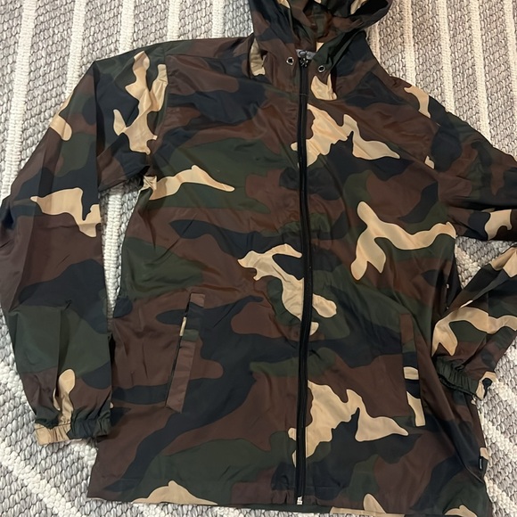 Very lightweight camouflage zip up jacket. Size small. - Picture 2 of 5
